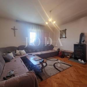 Novi Vinodolski, kuća u centru sa prostranom okućnicom