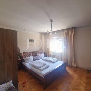 Novi Vinodolski, kuća u centru sa prostranom okućnicom