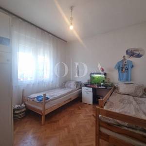 Novi Vinodolski, kuća u centru sa prostranom okućnicom