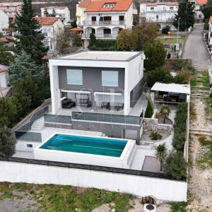 Novi Vinodolski moderna kuća sa bazenom,1.red do mora