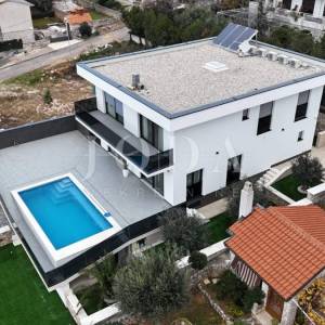 Novi Vinodolski moderna novogradnja blizu plaže i centra grada