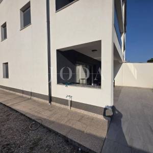 NOVI VINODOLSKI, novogradnja, stan u prizemlju sa okućnicom