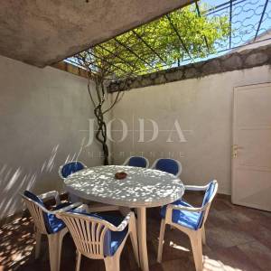 Novi Vinodolski, Smokvica Krmpotska, kuća sa dva stana