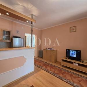 Novi Vinodolski, Smokvica Krmpotska, kuća sa dva stana