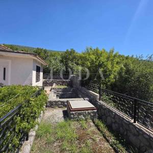 Novi Vinodolski, Smokvica Krmpotska, kuća sa dva stana