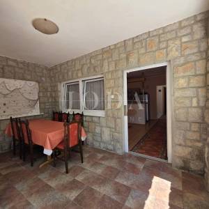 Novi Vinodolski, Smokvica Krmpotska, kuća sa dva stana