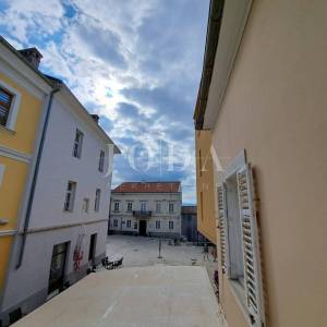 Novi Vinodolski, stambeno-poslovni objekt u centru grada