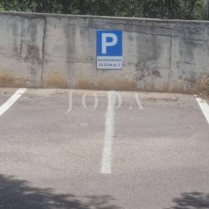 NOVI VINODOLSKI, stan sa okućnicom