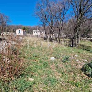 Novi Vinodolski, zaleđe, građevinski teren sa građevinskom dozvolom i idejnim projektom
