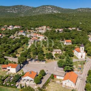 Novi Vinodolski, zaleđe, građevinski teren sa građevinskom dozvolom i idejnim projektom