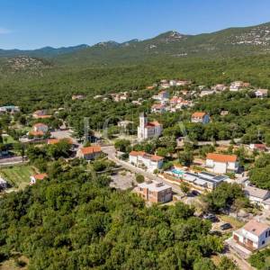 Novi Vinodolski, zaleđe, građevinski teren sa građevinskom dozvolom i idejnim projektom