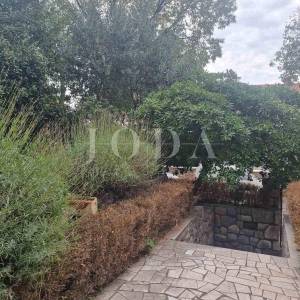 Novi Vinodolski,centar, kuća 180m od mora