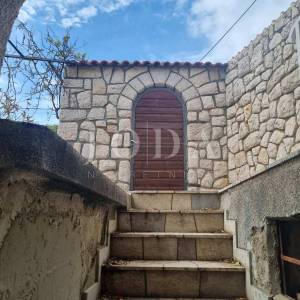 Novi Vinodolski,centar, kuća 180m od mora