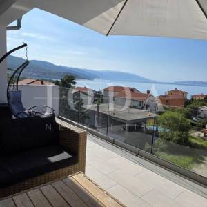 Novo uređeni penhouse 67m2 s panoramskim pogledom na more (prodaja).