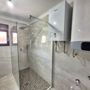 Novogradnja s dvije spavaće sobe i pogledom na more