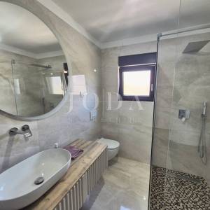 Novogradnja s dvije spavaće sobe i pogledom na more