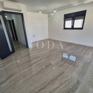 Novogradnja s dvije spavaće sobe i pogledom na more