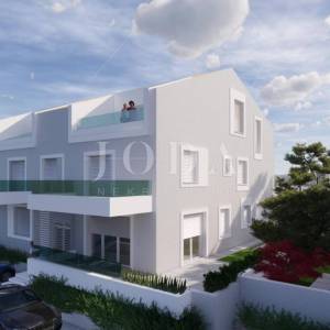 Novogradnja s okućnicom 250m od mora