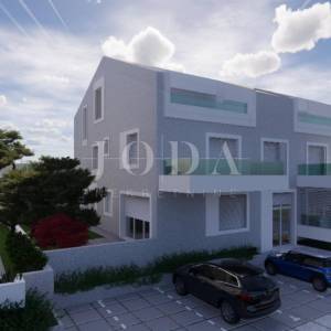Novogradnja s okućnicom 250m od mora