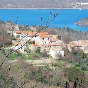 Novouređena kuća iznad jezera Butoniga