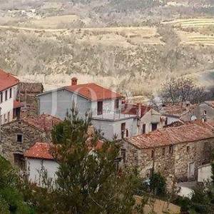 Novouređena kuća iznad jezera Butoniga