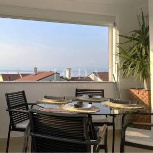 Novouređeni apartman s otvorenim pogledom na more