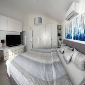 Novouređeni apartman s otvorenim pogledom na more
