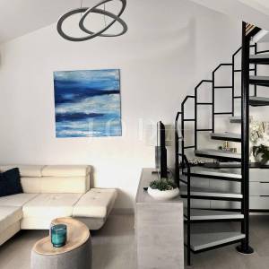 Novouređeni apartman s otvorenim pogledom na more