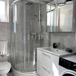 Novouređeni apartman s otvorenim pogledom na more