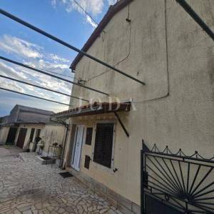 Obiteljska kuća sa 2 objekta i šternom,BARBAN okolica