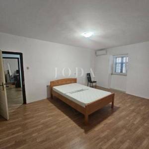 Obiteljska kuća sa 2 objekta i šternom,BARBAN okolica
