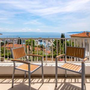 OPATIJA, IČIĆI – moderan stan od 66 m² za dugoročni najam, s bazenom i panoramskim pogledom na more