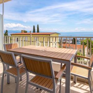 OPATIJA, IČIĆI – moderan stan od 66 m² za dugoročni najam, s bazenom i panoramskim pogledom na more