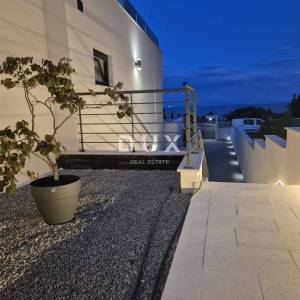 OPATIJA, LOVRAN - luksuzan stan 94m2 na katu, 300m od mora