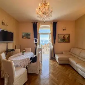 OPATIJA, LOVRAN- prekrasna prilika za kupnju povijesnog stana u vili, drugi red do mora, terasa i pogled