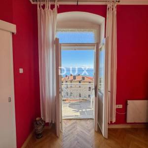 OPATIJA, LOVRAN- prekrasna prilika za kupnju povijesnog stana u vili, drugi red do mora, terasa i pogled