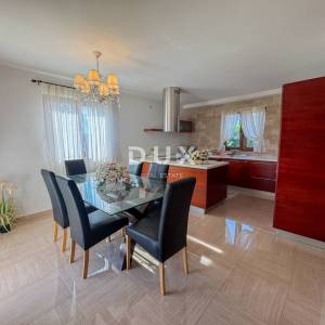 OPATIJA - samostojeća kuća s bazenom i kvalitetnom okućnicom, privatnost i predivan pogled na more