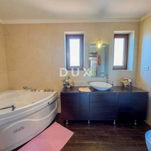 OPATIJA - samostojeća kuća s bazenom i kvalitetnom okućnicom, privatnost i predivan pogled na more