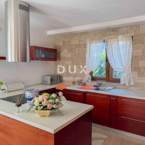 OPATIJA - samostojeća kuća s bazenom i kvalitetnom okućnicom, privatnost i predivan pogled na more