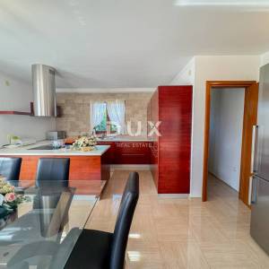 OPATIJA - samostojeća kuća s bazenom i kvalitetnom okućnicom, privatnost i predivan pogled na more