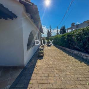 OPATIJA - samostojeća kuća s bazenom i kvalitetnom okućnicom, privatnost i predivan pogled na more