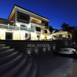 OPATIJA - villa sa bazenom 1. red do mora - unikatna nekretnina na tržištu!