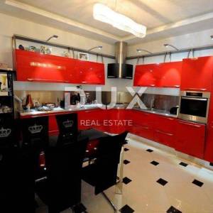 OPATIJA - villa sa bazenom 1. red do mora - unikatna nekretnina na tržištu!