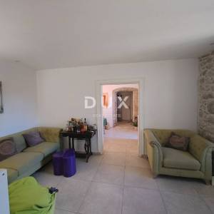 OPATIJA, VOLOSKO - elegantna nekretnina s dva stana na korak od mora, 87m2