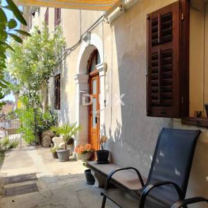 OPATIJA, VOLOSKO - elegantna nekretnina s dva stana na korak od mora, 87m2