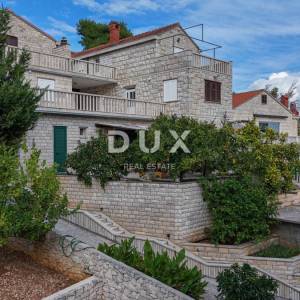 OTOK BRAČ, SUMARTIN - Apartmanska kuća u kamenu s garažom 2.red do mora