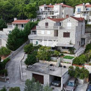 OTOK BRAČ, SUMARTIN - Apartmanska kuća u kamenu s garažom 2.red do mora