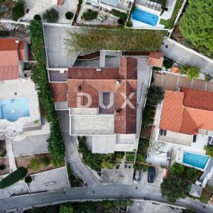 OTOK BRAČ, SUMARTIN - Apartmanska kuća u kamenu s garažom 2.red do mora