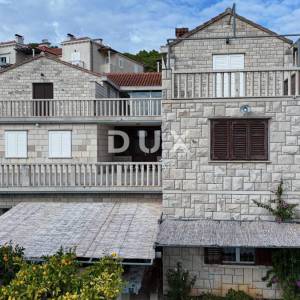OTOK BRAČ, SUMARTIN - Apartmanska kuća u kamenu s garažom 2.red do mora