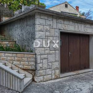 OTOK BRAČ, SUMARTIN - Apartmanska kuća u kamenu s garažom 2.red do mora